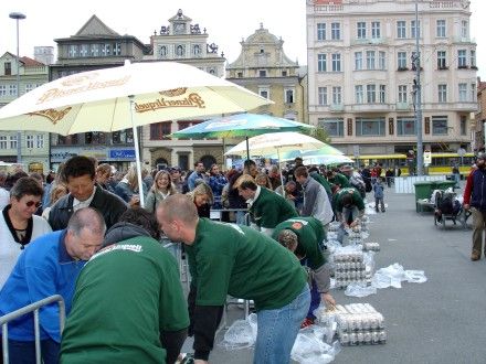 Přípitek na náměstí Republiky v Plzni u příležitosti 163. výročí od uvaření první várky piva Pilsner Urquell