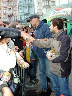 Přípitek na náměstí Republiky v Plzni u příležitosti 163. výročí od uvaření první várky piva Pilsner Urquell