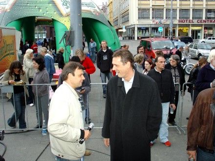 Přípitek na náměstí Republiky v Plzni u příležitosti 163. výročí od uvaření první várky piva Pilsner Urquell