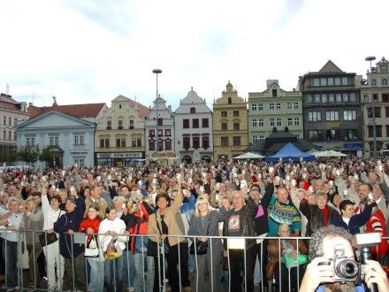 Přípitek na náměstí Republiky v Plzni u příležitosti 163. výročí od uvaření první várky piva Pilsner Urquell