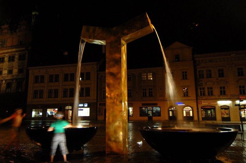 Anděl, Velbloud a Chrtice. Trojice moderních kašen vyrobených podle návrhu pražského architekta Ondřeje Císlera. Chrliče inspirované heraldickými figurami plzeňského znaku jsou bronzové odlitky různé výšky. Jedná se o speciálně vyrobená unikátní díla. Jejich zlacení včetně technologické přestávky trvalo 9 měsíců. Použilo se při něm 7 druhů (barev) plátkového zlata – povrch tvoří kombinace různě barevných plátků o rozměru 80x 80 mm. Na pozlacení všech tří chrličů (cca 70 m2) se spotřebovalo cca 720 g zlata. Různobarevné plátky zlata vytváří strukturu s rozdílnými barevnými efekty, které se budou postupem času měnit. Tzv. patina a stárnutí jsou neoddělitelnou součástí celého díla (foto 17.8.2010).