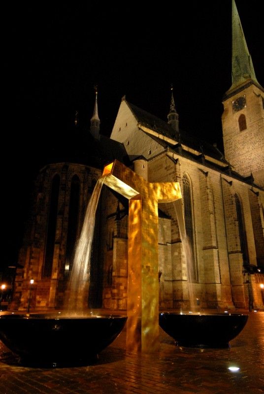 Anděl, Velbloud a Chrtice. Trojice moderních kašen vyrobených podle návrhu pražského architekta Ondřeje Císlera. Chrliče inspirované heraldickými figurami plzeňského znaku jsou bronzové odlitky různé výšky. Jedná se o speciálně vyrobená unikátní díla. Jejich zlacení včetně technologické přestávky trvalo 9 měsíců. Použilo se při něm 7 druhů (barev) plátkového zlata – povrch tvoří kombinace různě barevných plátků o rozměru 80x 80 mm. Na pozlacení všech tří chrličů (cca 70 m2) se spotřebovalo cca 720 g zlata. Různobarevné plátky zlata vytváří strukturu s rozdílnými barevnými efekty, které se budou postupem času měnit. Tzv. patina a stárnutí jsou neoddělitelnou součástí celého díla (foto 17.8.2010).