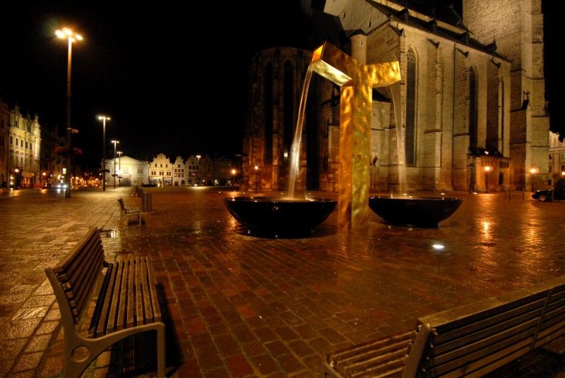 Anděl, Velbloud a Chrtice. Trojice moderních kašen vyrobených podle návrhu pražského architekta Ondřeje Císlera. Chrliče inspirované heraldickými figurami plzeňského znaku jsou bronzové odlitky různé výšky. Jedná se o speciálně vyrobená unikátní díla. Jejich zlacení včetně technologické přestávky trvalo 9 měsíců. Použilo se při něm 7 druhů (barev) plátkového zlata – povrch tvoří kombinace různě barevných plátků o rozměru 80x 80 mm. Na pozlacení všech tří chrličů (cca 70 m2) se spotřebovalo cca 720 g zlata. Různobarevné plátky zlata vytváří strukturu s rozdílnými barevnými efekty, které se budou postupem času měnit. Tzv. patina a stárnutí jsou neoddělitelnou součástí celého díla (foto 17.8.2010).