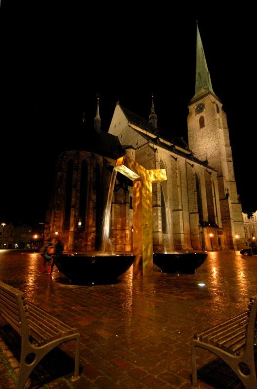 Anděl, Velbloud a Chrtice. Trojice moderních kašen vyrobených podle návrhu pražského architekta Ondřeje Císlera. Chrliče inspirované heraldickými figurami plzeňského znaku jsou bronzové odlitky různé výšky. Jedná se o speciálně vyrobená unikátní díla. Jejich zlacení včetně technologické přestávky trvalo 9 měsíců. Použilo se při něm 7 druhů (barev) plátkového zlata – povrch tvoří kombinace různě barevných plátků o rozměru 80x 80 mm. Na pozlacení všech tří chrličů (cca 70 m2) se spotřebovalo cca 720 g zlata. Různobarevné plátky zlata vytváří strukturu s rozdílnými barevnými efekty, které se budou postupem času měnit. Tzv. patina a stárnutí jsou neoddělitelnou součástí celého díla (foto 17.8.2010).