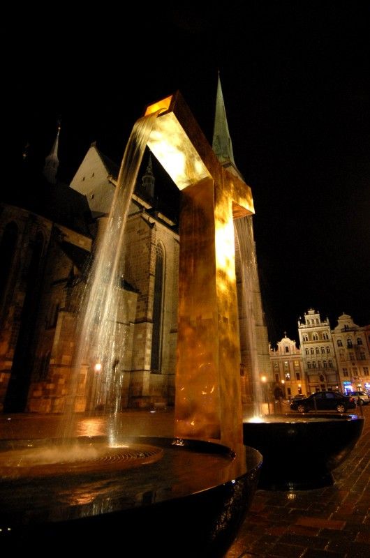 Anděl, Velbloud a Chrtice. Trojice moderních kašen vyrobených podle návrhu pražského architekta Ondřeje Císlera. Chrliče inspirované heraldickými figurami plzeňského znaku jsou bronzové odlitky různé výšky. Jedná se o speciálně vyrobená unikátní díla. Jejich zlacení včetně technologické přestávky trvalo 9 měsíců. Použilo se při něm 7 druhů (barev) plátkového zlata – povrch tvoří kombinace různě barevných plátků o rozměru 80x 80 mm. Na pozlacení všech tří chrličů (cca 70 m2) se spotřebovalo cca 720 g zlata. Různobarevné plátky zlata vytváří strukturu s rozdílnými barevnými efekty, které se budou postupem času měnit. Tzv. patina a stárnutí jsou neoddělitelnou součástí celého díla (foto 17.8.2010).