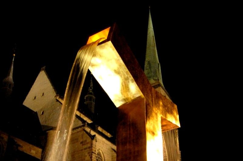 Anděl, Velbloud a Chrtice. Trojice moderních kašen vyrobených podle návrhu pražského architekta Ondřeje Císlera. Chrliče inspirované heraldickými figurami plzeňského znaku jsou bronzové odlitky různé výšky. Jedná se o speciálně vyrobená unikátní díla. Jejich zlacení včetně technologické přestávky trvalo 9 měsíců. Použilo se při něm 7 druhů (barev) plátkového zlata – povrch tvoří kombinace různě barevných plátků o rozměru 80x 80 mm. Na pozlacení všech tří chrličů (cca 70 m2) se spotřebovalo cca 720 g zlata. Různobarevné plátky zlata vytváří strukturu s rozdílnými barevnými efekty, které se budou postupem času měnit. Tzv. patina a stárnutí jsou neoddělitelnou součástí celého díla (foto 17.8.2010).