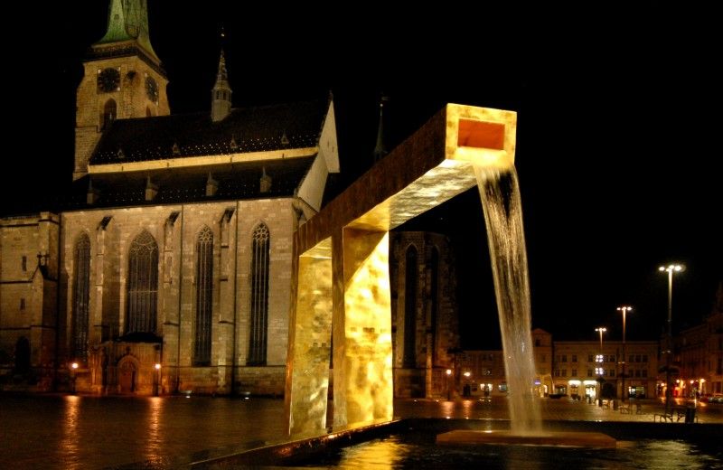 Anděl, Velbloud a Chrtice. Trojice moderních kašen vyrobených podle návrhu pražského architekta Ondřeje Císlera. Chrliče inspirované heraldickými figurami plzeňského znaku jsou bronzové odlitky různé výšky. Jedná se o speciálně vyrobená unikátní díla. Jejich zlacení včetně technologické přestávky trvalo 9 měsíců. Použilo se při něm 7 druhů (barev) plátkového zlata – povrch tvoří kombinace různě barevných plátků o rozměru 80x 80 mm. Na pozlacení všech tří chrličů (cca 70 m2) se spotřebovalo cca 720 g zlata. Různobarevné plátky zlata vytváří strukturu s rozdílnými barevnými efekty, které se budou postupem času měnit. Tzv. patina a stárnutí jsou neoddělitelnou součástí celého díla (foto 17.8.2010).