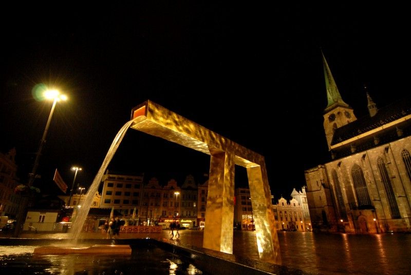 Anděl, Velbloud a Chrtice. Trojice moderních kašen vyrobených podle návrhu pražského architekta Ondřeje Císlera. Chrliče inspirované heraldickými figurami plzeňského znaku jsou bronzové odlitky různé výšky. Jedná se o speciálně vyrobená unikátní díla. Jejich zlacení včetně technologické přestávky trvalo 9 měsíců. Použilo se při něm 7 druhů (barev) plátkového zlata – povrch tvoří kombinace různě barevných plátků o rozměru 80x 80 mm. Na pozlacení všech tří chrličů (cca 70 m2) se spotřebovalo cca 720 g zlata. Různobarevné plátky zlata vytváří strukturu s rozdílnými barevnými efekty, které se budou postupem času měnit. Tzv. patina a stárnutí jsou neoddělitelnou součástí celého díla (foto 17.8.2010).