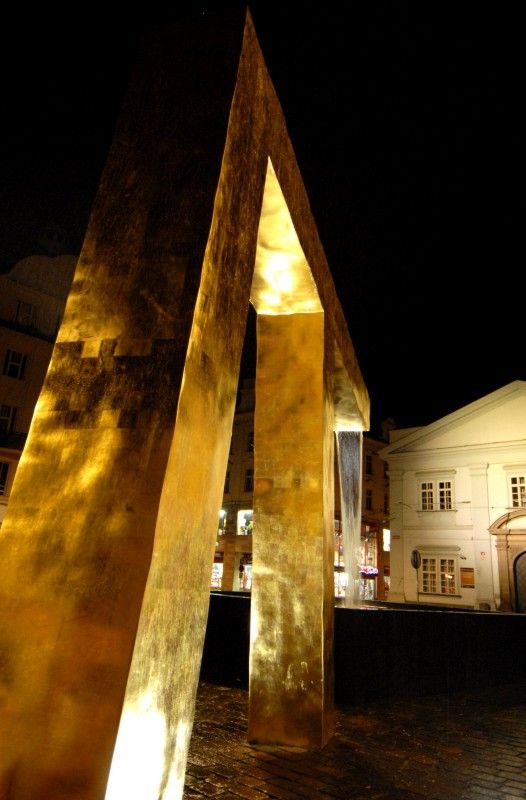 Anděl, Velbloud a Chrtice. Trojice moderních kašen vyrobených podle návrhu pražského architekta Ondřeje Císlera. Chrliče inspirované heraldickými figurami plzeňského znaku jsou bronzové odlitky různé výšky. Jedná se o speciálně vyrobená unikátní díla. Jejich zlacení včetně technologické přestávky trvalo 9 měsíců. Použilo se při něm 7 druhů (barev) plátkového zlata – povrch tvoří kombinace různě barevných plátků o rozměru 80x 80 mm. Na pozlacení všech tří chrličů (cca 70 m2) se spotřebovalo cca 720 g zlata. Různobarevné plátky zlata vytváří strukturu s rozdílnými barevnými efekty, které se budou postupem času měnit. Tzv. patina a stárnutí jsou neoddělitelnou součástí celého díla (foto 17.8.2010).