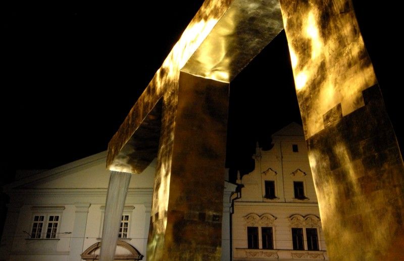 Anděl, Velbloud a Chrtice. Trojice moderních kašen vyrobených podle návrhu pražského architekta Ondřeje Císlera. Chrliče inspirované heraldickými figurami plzeňského znaku jsou bronzové odlitky různé výšky. Jedná se o speciálně vyrobená unikátní díla. Jejich zlacení včetně technologické přestávky trvalo 9 měsíců. Použilo se při něm 7 druhů (barev) plátkového zlata – povrch tvoří kombinace různě barevných plátků o rozměru 80x 80 mm. Na pozlacení všech tří chrličů (cca 70 m2) se spotřebovalo cca 720 g zlata. Různobarevné plátky zlata vytváří strukturu s rozdílnými barevnými efekty, které se budou postupem času měnit. Tzv. patina a stárnutí jsou neoddělitelnou součástí celého díla (foto 17.8.2010).