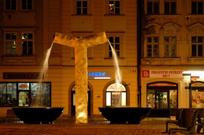 Anděl, Velbloud a Chrtice. Trojice moderních kašen vyrobených podle návrhu pražského architekta Ondřeje Císlera. Chrliče inspirované heraldickými figurami plzeňského znaku jsou bronzové odlitky různé výšky. Jedná se o speciálně vyrobená unikátní díla. Jejich zlacení včetně technologické přestávky trvalo 9 měsíců. Použilo se při něm 7 druhů (barev) plátkového zlata – povrch tvoří kombinace různě barevných plátků o rozměru 80x 80 mm. Na pozlacení všech tří chrličů (cca 70 m2) se spotřebovalo cca 720 g zlata. Různobarevné plátky zlata vytváří strukturu s rozdílnými barevnými efekty, které se budou postupem času měnit. Tzv. patina a stárnutí jsou neoddělitelnou součástí celého díla (foto 17.8.2010).