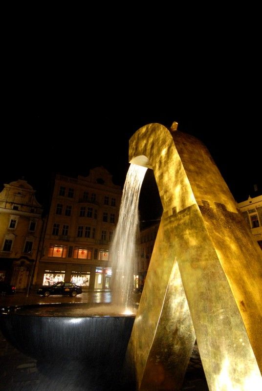 Anděl, Velbloud a Chrtice. Trojice moderních kašen vyrobených podle návrhu pražského architekta Ondřeje Císlera. Chrliče inspirované heraldickými figurami plzeňského znaku jsou bronzové odlitky různé výšky. Jedná se o speciálně vyrobená unikátní díla. Jejich zlacení včetně technologické přestávky trvalo 9 měsíců. Použilo se při něm 7 druhů (barev) plátkového zlata – povrch tvoří kombinace různě barevných plátků o rozměru 80x 80 mm. Na pozlacení všech tří chrličů (cca 70 m2) se spotřebovalo cca 720 g zlata. Různobarevné plátky zlata vytváří strukturu s rozdílnými barevnými efekty, které se budou postupem času měnit. Tzv. patina a stárnutí jsou neoddělitelnou součástí celého díla (foto 17.8.2010).