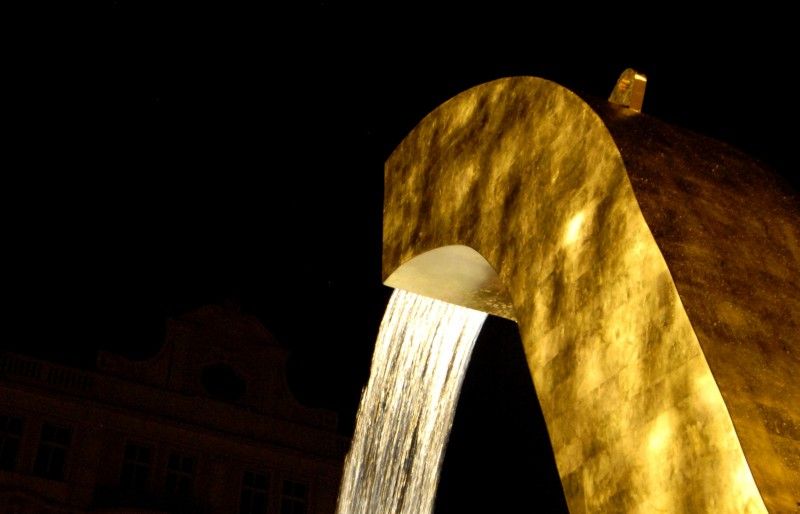 Anděl, Velbloud a Chrtice. Trojice moderních kašen vyrobených podle návrhu pražského architekta Ondřeje Císlera. Chrliče inspirované heraldickými figurami plzeňského znaku jsou bronzové odlitky různé výšky. Jedná se o speciálně vyrobená unikátní díla. Jejich zlacení včetně technologické přestávky trvalo 9 měsíců. Použilo se při něm 7 druhů (barev) plátkového zlata – povrch tvoří kombinace různě barevných plátků o rozměru 80x 80 mm. Na pozlacení všech tří chrličů (cca 70 m2) se spotřebovalo cca 720 g zlata. Různobarevné plátky zlata vytváří strukturu s rozdílnými barevnými efekty, které se budou postupem času měnit. Tzv. patina a stárnutí jsou neoddělitelnou součástí celého díla (foto 17.8.2010).