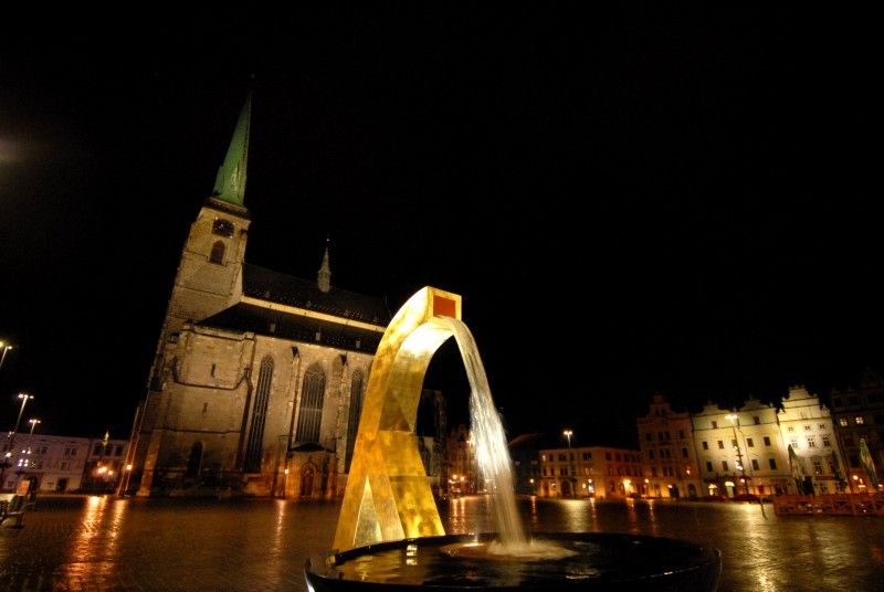 Kašny na náměstí Republiky v noci - část II.