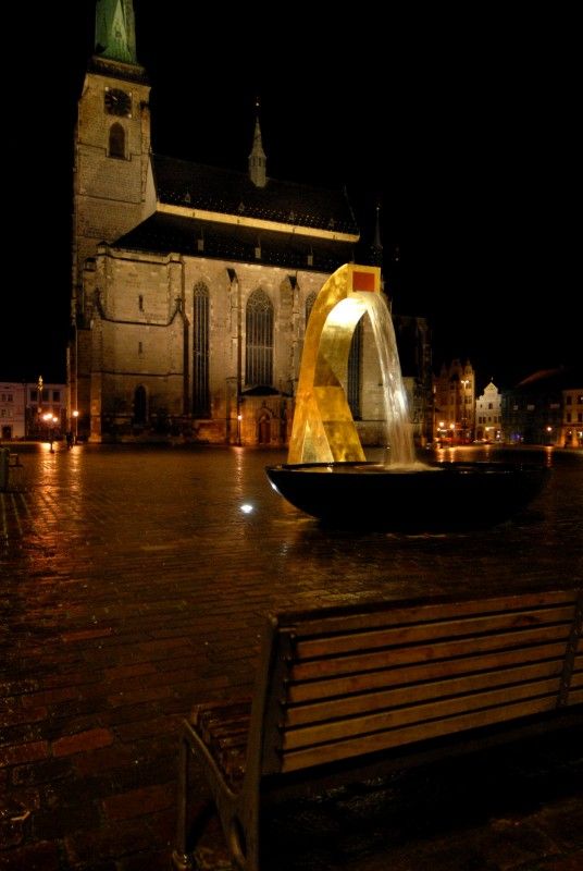 Anděl, Velbloud a Chrtice. Trojice moderních kašen vyrobených podle návrhu pražského architekta Ondřeje Císlera. Chrliče inspirované heraldickými figurami plzeňského znaku jsou bronzové odlitky různé výšky. Jedná se o speciálně vyrobená unikátní díla. Jejich zlacení včetně technologické přestávky trvalo 9 měsíců. Použilo se při něm 7 druhů (barev) plátkového zlata – povrch tvoří kombinace různě barevných plátků o rozměru 80x 80 mm. Na pozlacení všech tří chrličů (cca 70 m2) se spotřebovalo cca 720 g zlata. Různobarevné plátky zlata vytváří strukturu s rozdílnými barevnými efekty, které se budou postupem času měnit. Tzv. patina a stárnutí jsou neoddělitelnou součástí celého díla (foto 17.8.2010).