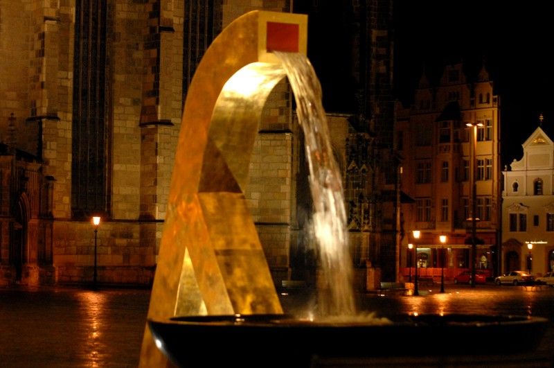Anděl, Velbloud a Chrtice. Trojice moderních kašen vyrobených podle návrhu pražského architekta Ondřeje Císlera. Chrliče inspirované heraldickými figurami plzeňského znaku jsou bronzové odlitky různé výšky. Jedná se o speciálně vyrobená unikátní díla. Jejich zlacení včetně technologické přestávky trvalo 9 měsíců. Použilo se při něm 7 druhů (barev) plátkového zlata – povrch tvoří kombinace různě barevných plátků o rozměru 80x 80 mm. Na pozlacení všech tří chrličů (cca 70 m2) se spotřebovalo cca 720 g zlata. Různobarevné plátky zlata vytváří strukturu s rozdílnými barevnými efekty, které se budou postupem času měnit. Tzv. patina a stárnutí jsou neoddělitelnou součástí celého díla (foto 17.8.2010).