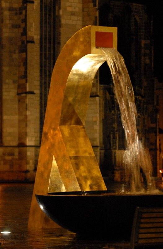 Anděl, Velbloud a Chrtice. Trojice moderních kašen vyrobených podle návrhu pražského architekta Ondřeje Císlera. Chrliče inspirované heraldickými figurami plzeňského znaku jsou bronzové odlitky různé výšky. Jedná se o speciálně vyrobená unikátní díla. Jejich zlacení včetně technologické přestávky trvalo 9 měsíců. Použilo se při něm 7 druhů (barev) plátkového zlata – povrch tvoří kombinace různě barevných plátků o rozměru 80x 80 mm. Na pozlacení všech tří chrličů (cca 70 m2) se spotřebovalo cca 720 g zlata. Různobarevné plátky zlata vytváří strukturu s rozdílnými barevnými efekty, které se budou postupem času měnit. Tzv. patina a stárnutí jsou neoddělitelnou součástí celého díla (foto 17.8.2010).