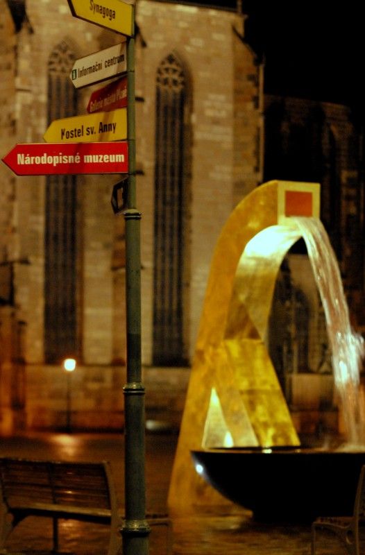 Anděl, Velbloud a Chrtice. Trojice moderních kašen vyrobených podle návrhu pražského architekta Ondřeje Císlera. Chrliče inspirované heraldickými figurami plzeňského znaku jsou bronzové odlitky různé výšky. Jedná se o speciálně vyrobená unikátní díla. Jejich zlacení včetně technologické přestávky trvalo 9 měsíců. Použilo se při něm 7 druhů (barev) plátkového zlata – povrch tvoří kombinace různě barevných plátků o rozměru 80x 80 mm. Na pozlacení všech tří chrličů (cca 70 m2) se spotřebovalo cca 720 g zlata. Různobarevné plátky zlata vytváří strukturu s rozdílnými barevnými efekty, které se budou postupem času měnit. Tzv. patina a stárnutí jsou neoddělitelnou součástí celého díla (foto 17.8.2010).