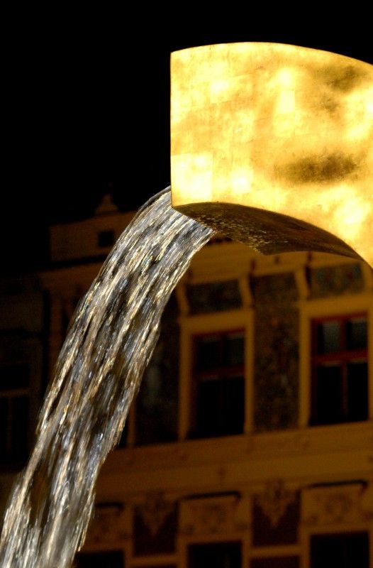 Anděl, Velbloud a Chrtice. Trojice moderních kašen vyrobených podle návrhu pražského architekta Ondřeje Císlera. Chrliče inspirované heraldickými figurami plzeňského znaku jsou bronzové odlitky různé výšky. Jedná se o speciálně vyrobená unikátní díla. Jejich zlacení včetně technologické přestávky trvalo 9 měsíců. Použilo se při něm 7 druhů (barev) plátkového zlata – povrch tvoří kombinace různě barevných plátků o rozměru 80x 80 mm. Na pozlacení všech tří chrličů (cca 70 m2) se spotřebovalo cca 720 g zlata. Různobarevné plátky zlata vytváří strukturu s rozdílnými barevnými efekty, které se budou postupem času měnit. Tzv. patina a stárnutí jsou neoddělitelnou součástí celého díla (foto 17.8.2010).