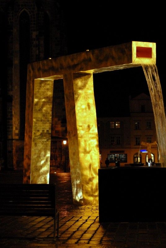 Anděl, Velbloud a Chrtice. Trojice moderních kašen vyrobených podle návrhu pražského architekta Ondřeje Císlera. Chrliče inspirované heraldickými figurami plzeňského znaku jsou bronzové odlitky různé výšky. Jedná se o speciálně vyrobená unikátní díla. Jejich zlacení včetně technologické přestávky trvalo 9 měsíců. Použilo se při něm 7 druhů (barev) plátkového zlata – povrch tvoří kombinace různě barevných plátků o rozměru 80x 80 mm. Na pozlacení všech tří chrličů (cca 70 m2) se spotřebovalo cca 720 g zlata. Různobarevné plátky zlata vytváří strukturu s rozdílnými barevnými efekty, které se budou postupem času měnit. Tzv. patina a stárnutí jsou neoddělitelnou součástí celého díla (foto 17.8.2010).