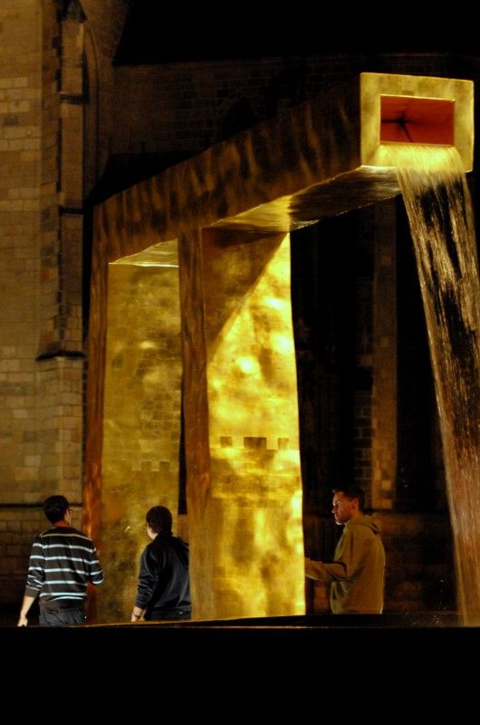 Anděl, Velbloud a Chrtice. Trojice moderních kašen vyrobených podle návrhu pražského architekta Ondřeje Císlera. Chrliče inspirované heraldickými figurami plzeňského znaku jsou bronzové odlitky různé výšky. Jedná se o speciálně vyrobená unikátní díla. Jejich zlacení včetně technologické přestávky trvalo 9 měsíců. Použilo se při něm 7 druhů (barev) plátkového zlata – povrch tvoří kombinace různě barevných plátků o rozměru 80x 80 mm. Na pozlacení všech tří chrličů (cca 70 m2) se spotřebovalo cca 720 g zlata. Různobarevné plátky zlata vytváří strukturu s rozdílnými barevnými efekty, které se budou postupem času měnit. Tzv. patina a stárnutí jsou neoddělitelnou součástí celého díla (foto 17.8.2010).