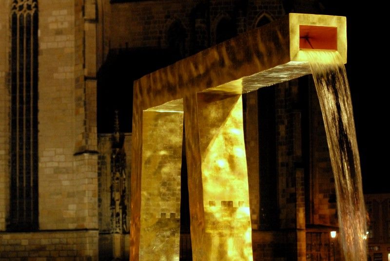 Anděl, Velbloud a Chrtice. Trojice moderních kašen vyrobených podle návrhu pražského architekta Ondřeje Císlera. Chrliče inspirované heraldickými figurami plzeňského znaku jsou bronzové odlitky různé výšky. Jedná se o speciálně vyrobená unikátní díla. Jejich zlacení včetně technologické přestávky trvalo 9 měsíců. Použilo se při něm 7 druhů (barev) plátkového zlata – povrch tvoří kombinace různě barevných plátků o rozměru 80x 80 mm. Na pozlacení všech tří chrličů (cca 70 m2) se spotřebovalo cca 720 g zlata. Různobarevné plátky zlata vytváří strukturu s rozdílnými barevnými efekty, které se budou postupem času měnit. Tzv. patina a stárnutí jsou neoddělitelnou součástí celého díla (foto 17.8.2010).