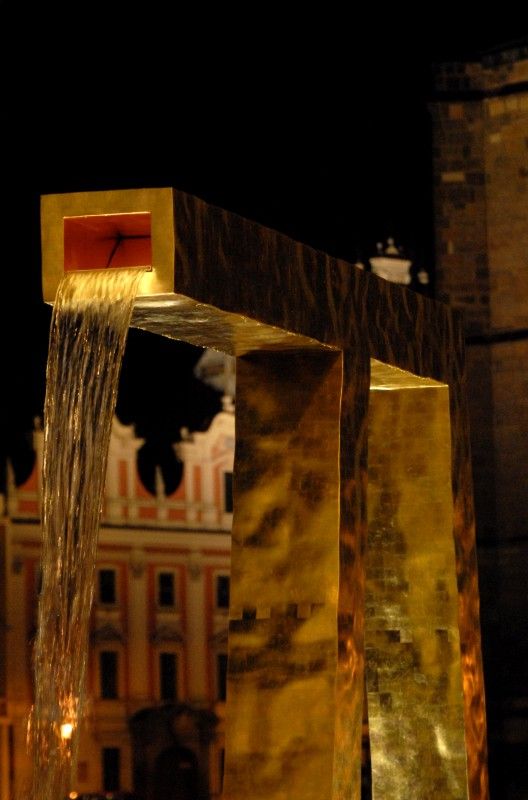 Anděl, Velbloud a Chrtice. Trojice moderních kašen vyrobených podle návrhu pražského architekta Ondřeje Císlera. Chrliče inspirované heraldickými figurami plzeňského znaku jsou bronzové odlitky různé výšky. Jedná se o speciálně vyrobená unikátní díla. Jejich zlacení včetně technologické přestávky trvalo 9 měsíců. Použilo se při něm 7 druhů (barev) plátkového zlata – povrch tvoří kombinace různě barevných plátků o rozměru 80x 80 mm. Na pozlacení všech tří chrličů (cca 70 m2) se spotřebovalo cca 720 g zlata. Různobarevné plátky zlata vytváří strukturu s rozdílnými barevnými efekty, které se budou postupem času měnit. Tzv. patina a stárnutí jsou neoddělitelnou součástí celého díla (foto 17.8.2010).