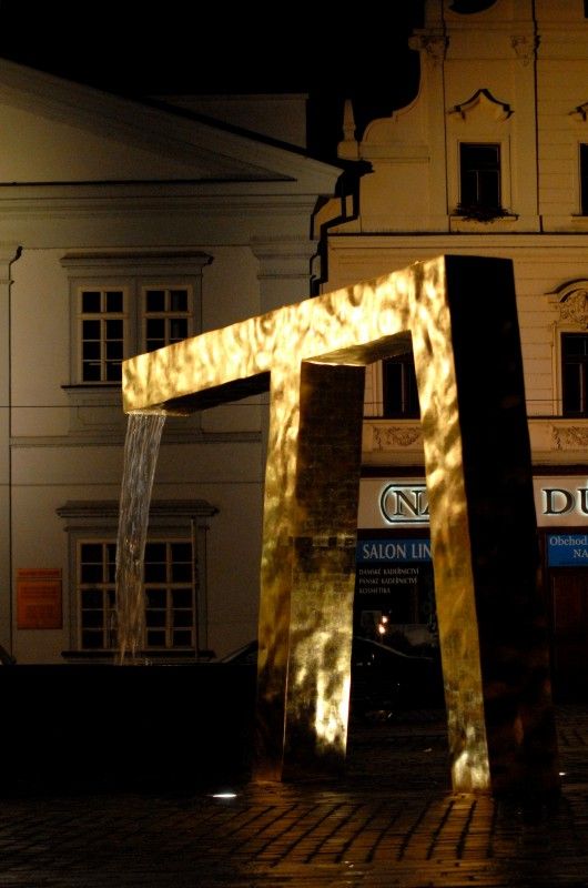 Anděl, Velbloud a Chrtice. Trojice moderních kašen vyrobených podle návrhu pražského architekta Ondřeje Císlera. Chrliče inspirované heraldickými figurami plzeňského znaku jsou bronzové odlitky různé výšky. Jedná se o speciálně vyrobená unikátní díla. Jejich zlacení včetně technologické přestávky trvalo 9 měsíců. Použilo se při něm 7 druhů (barev) plátkového zlata – povrch tvoří kombinace různě barevných plátků o rozměru 80x 80 mm. Na pozlacení všech tří chrličů (cca 70 m2) se spotřebovalo cca 720 g zlata. Různobarevné plátky zlata vytváří strukturu s rozdílnými barevnými efekty, které se budou postupem času měnit. Tzv. patina a stárnutí jsou neoddělitelnou součástí celého díla (foto 17.8.2010).