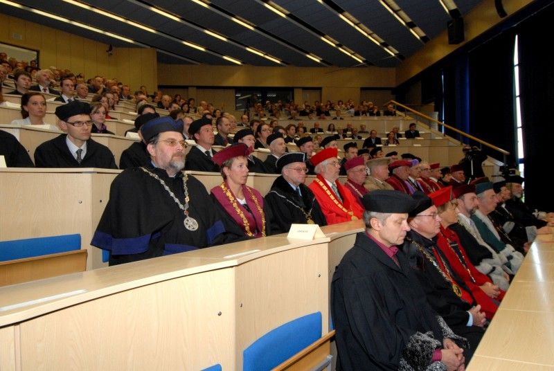 Devět studentů Západočeské univerzity v Plzni (ZČU) a jeden student Lékařské fakulty Univerzity Karlovy v Plzni převzali ve středu odpoledne na slavnostním zasedání Vědecké rady ZČU z rukou náměstkyně Evy Herinkové a rektorky Ilony Mauritzové Stipendium města Plzně. Ocenění získali studenti, kteří nejen dosahují vynikajících studijních výsledků, ale zároveň například výborně reprezentují univerzitu a město na zahraničních stážích, aktivně se zapojují do mezinárodních projektů či se podílí na popularizaci vědy v Plzni.