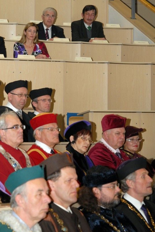 Devět studentů Západočeské univerzity v Plzni (ZČU) a jeden student Lékařské fakulty Univerzity Karlovy v Plzni převzali ve středu odpoledne na slavnostním zasedání Vědecké rady ZČU z rukou náměstkyně Evy Herinkové a rektorky Ilony Mauritzové Stipendium města Plzně. Ocenění získali studenti, kteří nejen dosahují vynikajících studijních výsledků, ale zároveň například výborně reprezentují univerzitu a město na zahraničních stážích, aktivně se zapojují do mezinárodních projektů či se podílí na popularizaci vědy v Plzni.