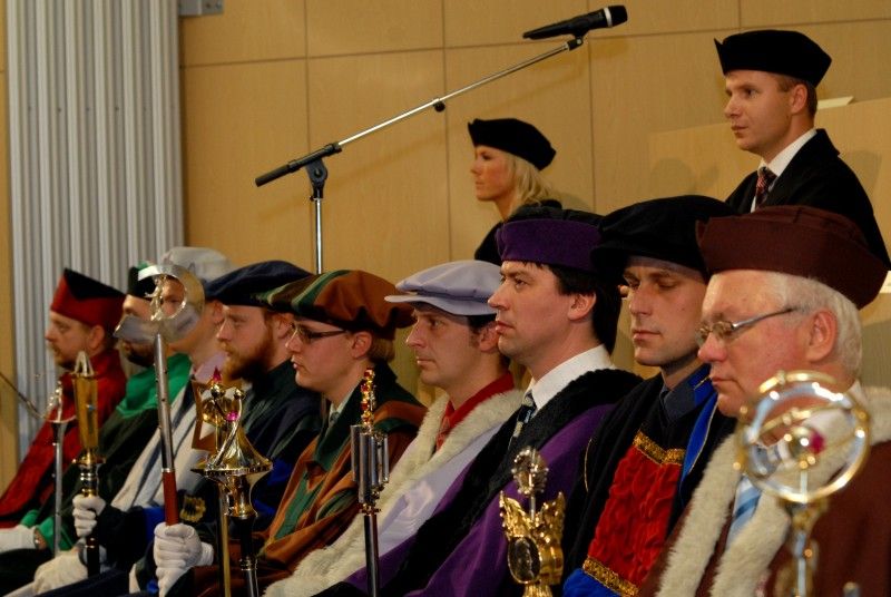 Devět studentů Západočeské univerzity v Plzni (ZČU) a jeden student Lékařské fakulty Univerzity Karlovy v Plzni převzali ve středu odpoledne na slavnostním zasedání Vědecké rady ZČU z rukou náměstkyně Evy Herinkové a rektorky Ilony Mauritzové Stipendium města Plzně. Ocenění získali studenti, kteří nejen dosahují vynikajících studijních výsledků, ale zároveň například výborně reprezentují univerzitu a město na zahraničních stážích, aktivně se zapojují do mezinárodních projektů či se podílí na popularizaci vědy v Plzni.