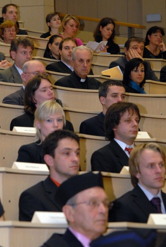 Devět studentů Západočeské univerzity v Plzni (ZČU) a jeden student Lékařské fakulty Univerzity Karlovy v Plzni převzali ve středu odpoledne na slavnostním zasedání Vědecké rady ZČU z rukou náměstkyně Evy Herinkové a rektorky Ilony Mauritzové Stipendium města Plzně. Ocenění získali studenti, kteří nejen dosahují vynikajících studijních výsledků, ale zároveň například výborně reprezentují univerzitu a město na zahraničních stážích, aktivně se zapojují do mezinárodních projektů či se podílí na popularizaci vědy v Plzni.