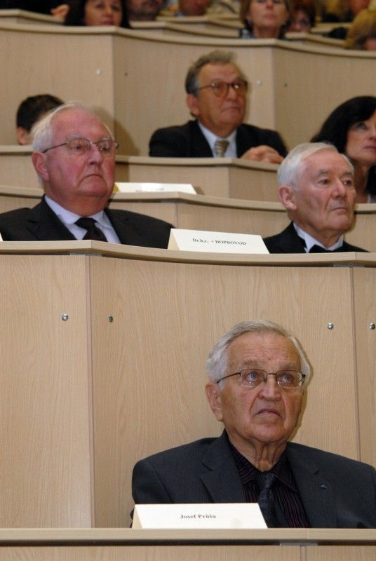 Devět studentů Západočeské univerzity v Plzni (ZČU) a jeden student Lékařské fakulty Univerzity Karlovy v Plzni převzali ve středu odpoledne na slavnostním zasedání Vědecké rady ZČU z rukou náměstkyně Evy Herinkové a rektorky Ilony Mauritzové Stipendium města Plzně. Ocenění získali studenti, kteří nejen dosahují vynikajících studijních výsledků, ale zároveň například výborně reprezentují univerzitu a město na zahraničních stážích, aktivně se zapojují do mezinárodních projektů či se podílí na popularizaci vědy v Plzni.