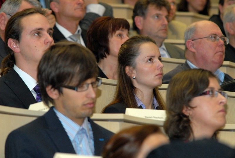 Devět studentů Západočeské univerzity v Plzni (ZČU) a jeden student Lékařské fakulty Univerzity Karlovy v Plzni převzali ve středu odpoledne na slavnostním zasedání Vědecké rady ZČU z rukou náměstkyně Evy Herinkové a rektorky Ilony Mauritzové Stipendium města Plzně. Ocenění získali studenti, kteří nejen dosahují vynikajících studijních výsledků, ale zároveň například výborně reprezentují univerzitu a město na zahraničních stážích, aktivně se zapojují do mezinárodních projektů či se podílí na popularizaci vědy v Plzni.