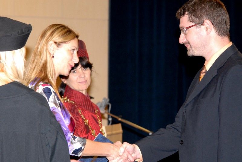 Devět studentů Západočeské univerzity v Plzni (ZČU) a jeden student Lékařské fakulty Univerzity Karlovy v Plzni převzali ve středu odpoledne na slavnostním zasedání Vědecké rady ZČU z rukou náměstkyně Evy Herinkové a rektorky Ilony Mauritzové Stipendium města Plzně. Ocenění získali studenti, kteří nejen dosahují vynikajících studijních výsledků, ale zároveň například výborně reprezentují univerzitu a město na zahraničních stážích, aktivně se zapojují do mezinárodních projektů či se podílí na popularizaci vědy v Plzni.