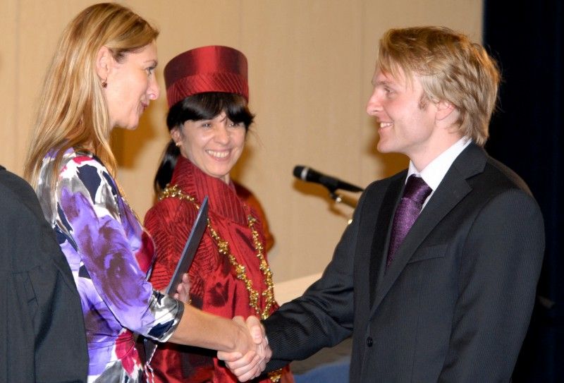 Devět studentů Západočeské univerzity v Plzni (ZČU) a jeden student Lékařské fakulty Univerzity Karlovy v Plzni převzali ve středu odpoledne na slavnostním zasedání Vědecké rady ZČU z rukou náměstkyně Evy Herinkové a rektorky Ilony Mauritzové Stipendium města Plzně. Ocenění získali studenti, kteří nejen dosahují vynikajících studijních výsledků, ale zároveň například výborně reprezentují univerzitu a město na zahraničních stážích, aktivně se zapojují do mezinárodních projektů či se podílí na popularizaci vědy v Plzni.