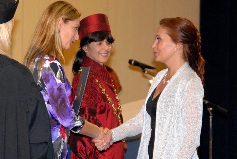 Devět studentů Západočeské univerzity v Plzni (ZČU) a jeden student Lékařské fakulty Univerzity Karlovy v Plzni převzali ve středu odpoledne na slavnostním zasedání Vědecké rady ZČU z rukou náměstkyně Evy Herinkové a rektorky Ilony Mauritzové Stipendium města Plzně. Ocenění získali studenti, kteří nejen dosahují vynikajících studijních výsledků, ale zároveň například výborně reprezentují univerzitu a město na zahraničních stážích, aktivně se zapojují do mezinárodních projektů či se podílí na popularizaci vědy v Plzni.