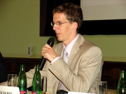 Tisková konference po zahájení Plzeňských rozhovorů. 1. panel: Chudoba, svět a Česká republika