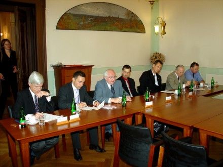 Tisková konference po zahájení Plzeňských rozhovorů. 1. panel: Chudoba, svět a Česká republika