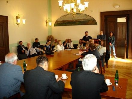 Tisková konference po zahájení Plzeňských rozhovorů. 1. panel: Chudoba, svět a Česká republika