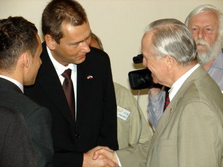Tisková konference po zahájení Plzeňských rozhovorů. 1. panel: Chudoba, svět a Česká republika
