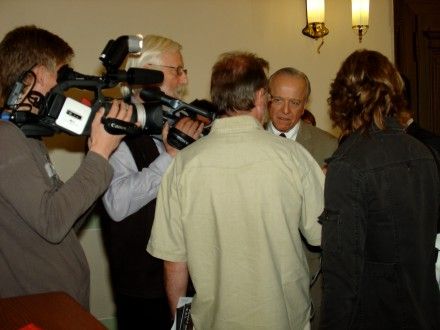 Tisková konference po zahájení Plzeňských rozhovorů. 1. panel: Chudoba, svět a Česká republika