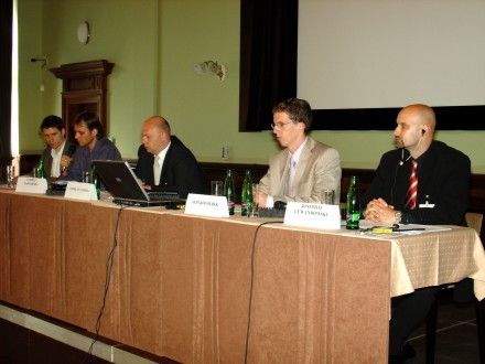 Tisková konference po zahájení Plzeňských rozhovorů. 1. panel: Chudoba, svět a Česká republika