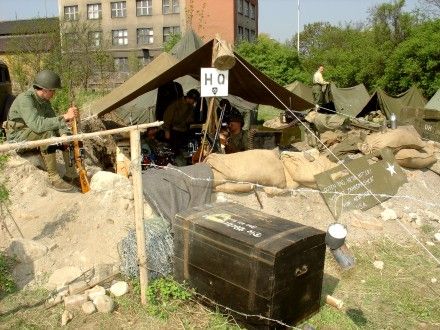 Celodenní ukázka táborového života americké armády 1945