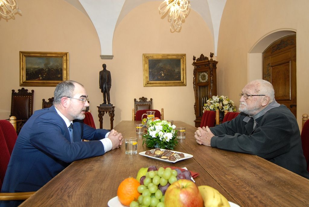 „Měl jsem tady takový vyřezávaný stůl, asi po Petákovi,“ začal vzpomínat profesor Zdeněk Mraček při dnešním přijetí primátorem města Martinem Zrzaveckým v salonku na radnici. „K primátorovi v Plzni se chodí po schodech, to bylo jediné, co jsem tušil, že mě tu čeká,“ přiznal bývalý plzeňský primátor, který 5. prosince 1990 nastoupil do funkce. Na radnici přijal pozvání především u příležitosti svých 86. narozenin. (foto: 14.1.2016)