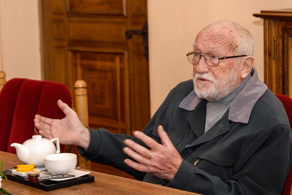 „Měl jsem tady takový vyřezávaný stůl, asi po Petákovi,“ začal vzpomínat profesor Zdeněk Mraček při dnešním přijetí primátorem města Martinem Zrzaveckým v salonku na radnici. „K primátorovi v Plzni se chodí po schodech, to bylo jediné, co jsem tušil, že mě tu čeká,“ přiznal bývalý plzeňský primátor, který 5. prosince 1990 nastoupil do funkce. Na radnici přijal pozvání především u příležitosti svých 86. narozenin. (foto: 14.1.2016)