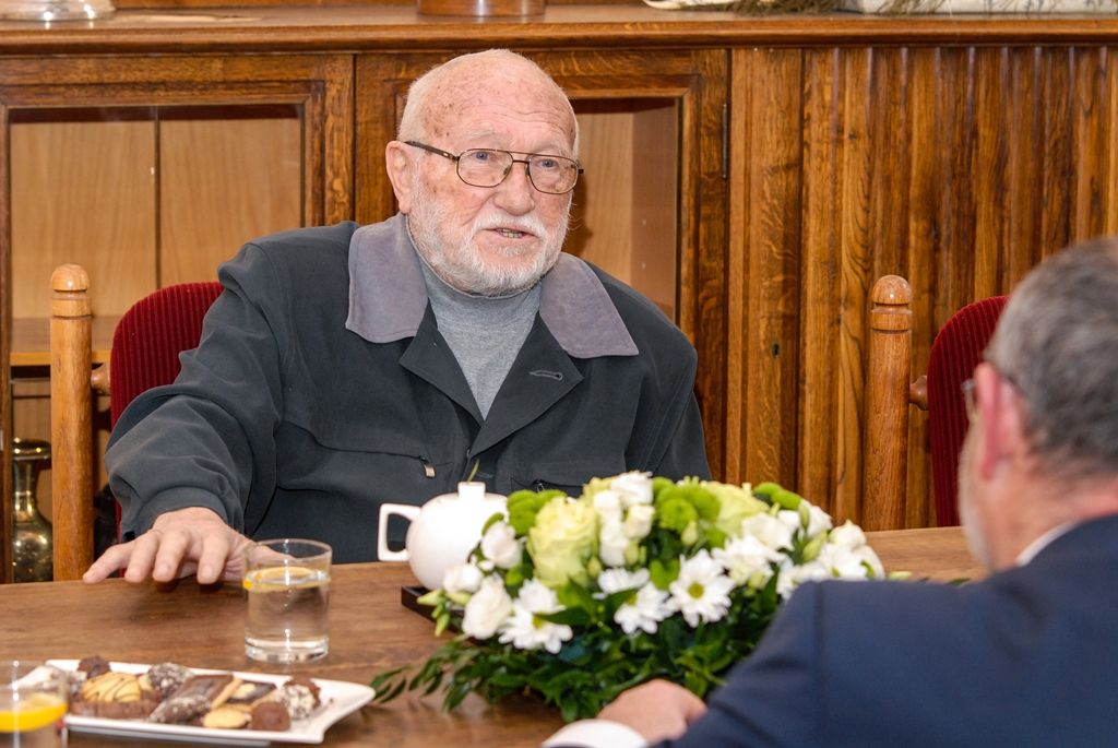 „Měl jsem tady takový vyřezávaný stůl, asi po Petákovi,“ začal vzpomínat profesor Zdeněk Mraček při dnešním přijetí primátorem města Martinem Zrzaveckým v salonku na radnici. „K primátorovi v Plzni se chodí po schodech, to bylo jediné, co jsem tušil, že mě tu čeká,“ přiznal bývalý plzeňský primátor, který 5. prosince 1990 nastoupil do funkce. Na radnici přijal pozvání především u příležitosti svých 86. narozenin. (foto: 14.1.2016)