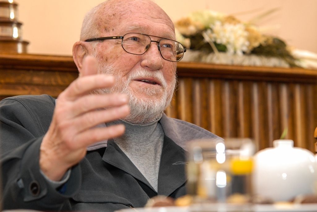 „Měl jsem tady takový vyřezávaný stůl, asi po Petákovi,“ začal vzpomínat profesor Zdeněk Mraček při dnešním přijetí primátorem města Martinem Zrzaveckým v salonku na radnici. „K primátorovi v Plzni se chodí po schodech, to bylo jediné, co jsem tušil, že mě tu čeká,“ přiznal bývalý plzeňský primátor, který 5. prosince 1990 nastoupil do funkce. Na radnici přijal pozvání především u příležitosti svých 86. narozenin. (foto: 14.1.2016)
