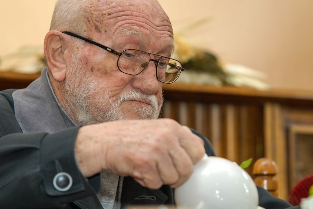 „Měl jsem tady takový vyřezávaný stůl, asi po Petákovi,“ začal vzpomínat profesor Zdeněk Mraček při dnešním přijetí primátorem města Martinem Zrzaveckým v salonku na radnici. „K primátorovi v Plzni se chodí po schodech, to bylo jediné, co jsem tušil, že mě tu čeká,“ přiznal bývalý plzeňský primátor, který 5. prosince 1990 nastoupil do funkce. Na radnici přijal pozvání především u příležitosti svých 86. narozenin. (foto: 14.1.2016)