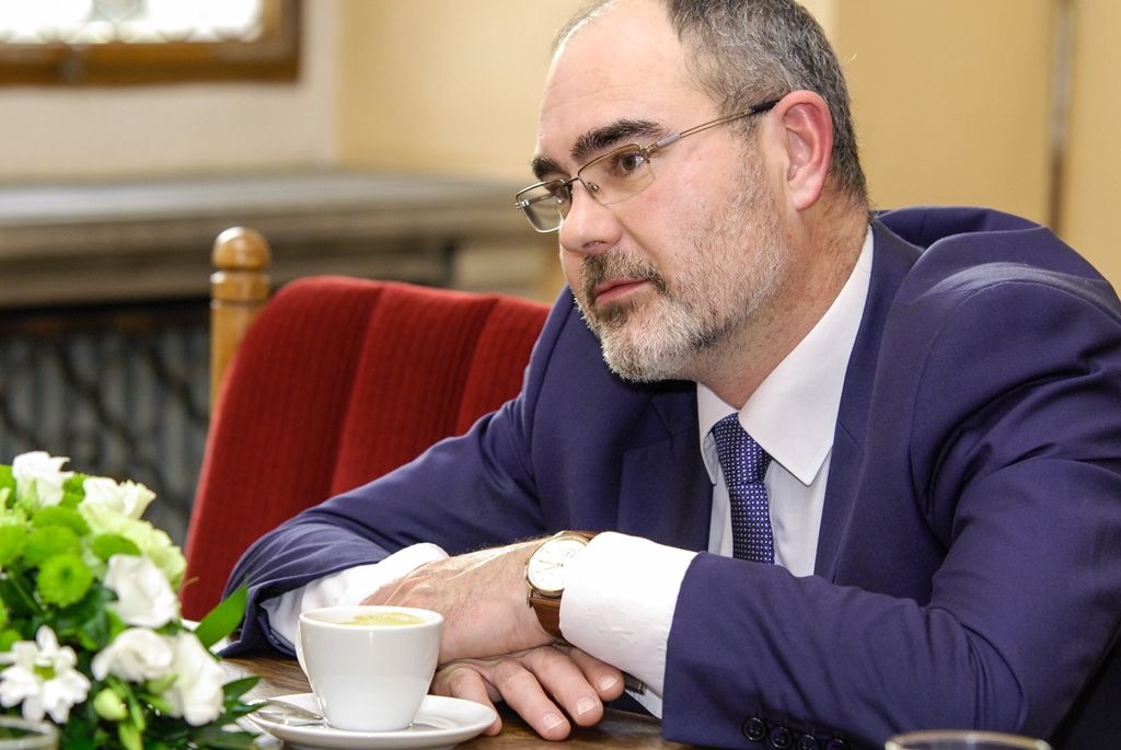„Měl jsem tady takový vyřezávaný stůl, asi po Petákovi,“ začal vzpomínat profesor Zdeněk Mraček při dnešním přijetí primátorem města Martinem Zrzaveckým v salonku na radnici. „K primátorovi v Plzni se chodí po schodech, to bylo jediné, co jsem tušil, že mě tu čeká,“ přiznal bývalý plzeňský primátor, který 5. prosince 1990 nastoupil do funkce. Na radnici přijal pozvání především u příležitosti svých 86. narozenin. (foto: 14.1.2016)